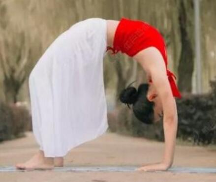 练瑜伽的好处有很多 瑜伽紧密于我们的生活