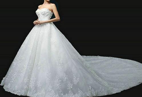 想要浪漫的婚礼 新娘要准备几套婚纱礼服最妥当