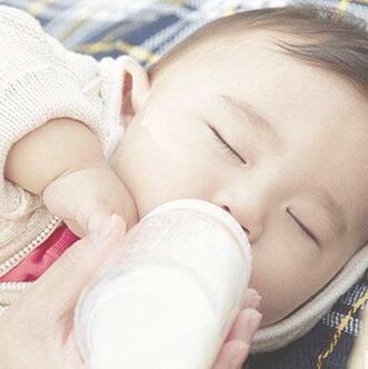 新爸妈必会技能 呛奶怎么办