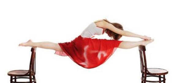 怎么练劈叉最快还不疼 要根据自己的身体的节奏