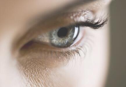 面对眼睛肿了的问题上我们可以怎么做呢