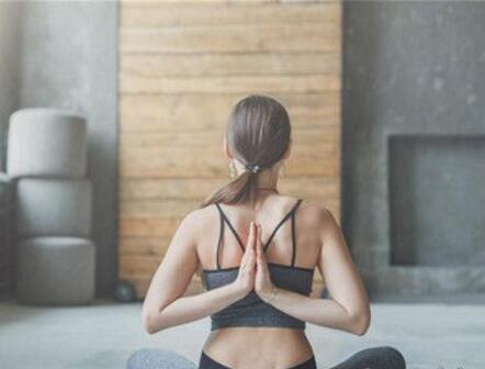 早上练瑜伽要空腹吗 早上练瑜伽可以吃早餐吗