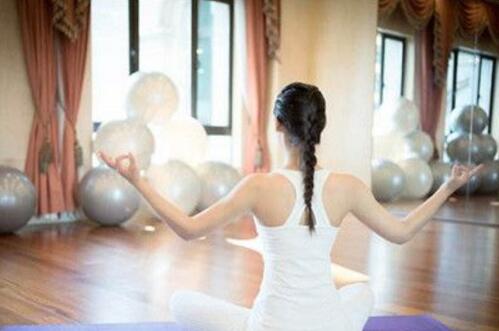 睡前可以练瑜伽吗 睡前瑜伽的好处