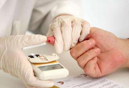 验血的时候扎哪根手指最好