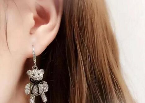 精致的珍珠耳环 可以起到修饰脸型的作用