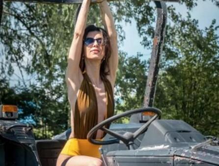 夏天女生海滩度假性感泳衣 尽情展现好身材