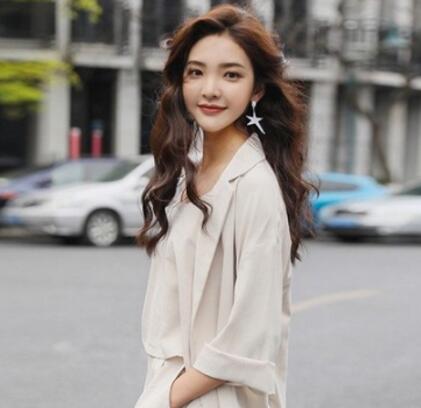 气质美人穿衣打扮 更富个性魅力