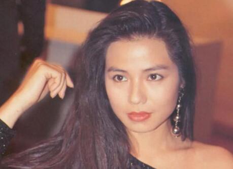 金属球有多亮眼修容 衬托出女生的气质