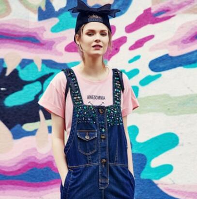 牛仔背带裤让时髦有着落 让你重返十八岁