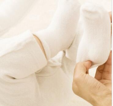 妈妈们 别再逼着宝宝穿袜子了