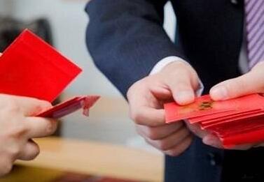 过年去男友家玩 临走时他父母给了300感觉被看轻了