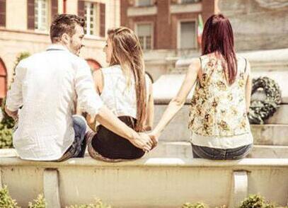 前男友游走于我和现任之间 让我难接受