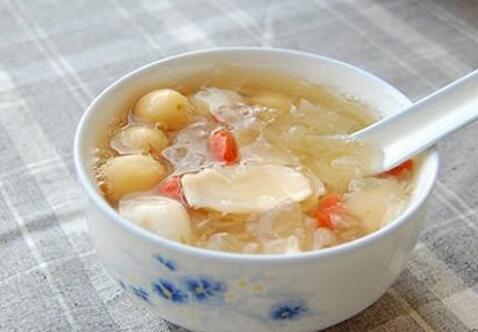 失眠皮肤差 可以喝银耳百合莲子汤