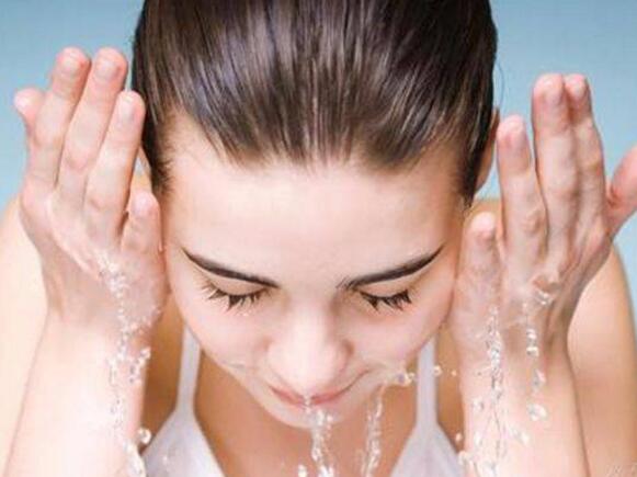 牛奶洗脸的正确方法 牛奶洗脸好处是很多的