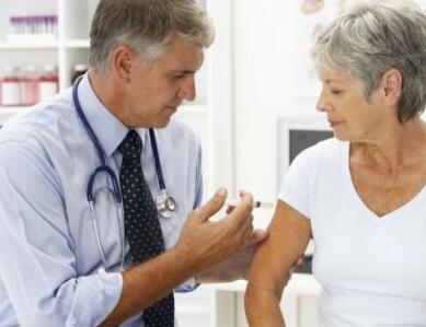 老年人锻炼时倒走并不科学