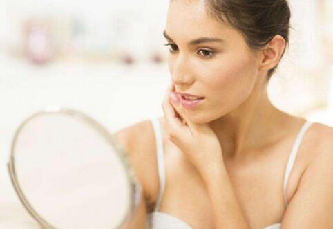 女性熬夜长出的痘痘 如何缓解肌肤的压力