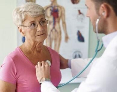 老人手抖的原因及治疗方法是什么呢