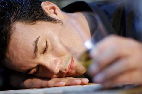 酒能够促进身体中的血液循环 喝酒的时候达到养生的效果