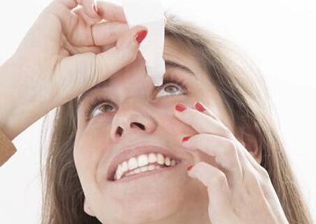 女性眼模糊是什么原因 女性眼模糊应该怎么办