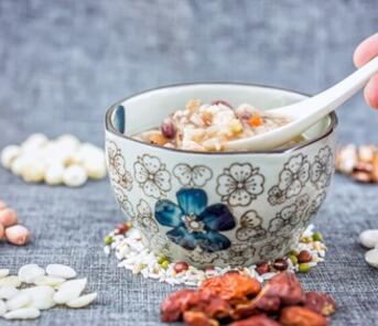 夏季消暑去肺热 首选薏米百合粥