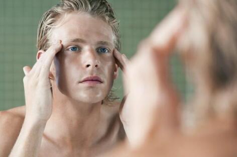 脸上皮肤干燥脱皮到底该怎么办