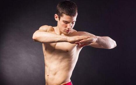 女人喜欢看男人的哪里呢 她们有喜欢看身材怎样的男性呢