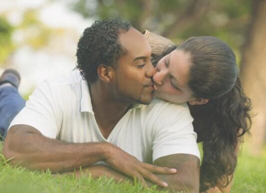 女人约会时坐左边的六大恋爱心理