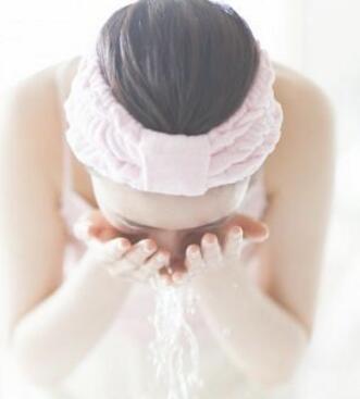 做好补水保湿工作后如何活肤呢