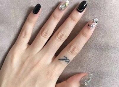 简单的黑色星辰美甲 让指间充满梦幻星光