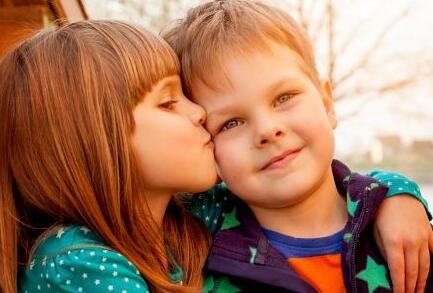 小男孩喜欢掀小女孩的裙子 怎么处理比较好