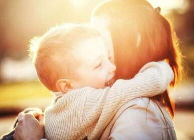 宝宝总爱生气 拥抱是缓解孩子负面情绪最好的方式