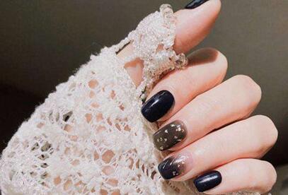 精致黑色美甲 为女性带来酷帅气质