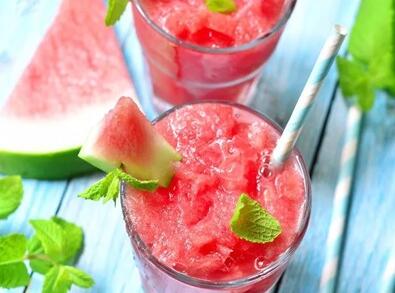 西瓜要少吃 真实的热量要高过米饭呢