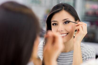 美妆方法可以让女生的睫毛变得美丽 和眼妆也更加搭配