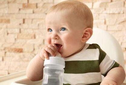 妈妈每天给孩子喝多少水才够 喂娃喝水也需要技巧