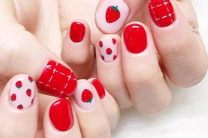 草莓美甲缤纷来袭 女生打造可爱指甲造型