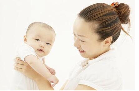 抱孩子引发宠溺争论 母亲如何平衡亲子关系