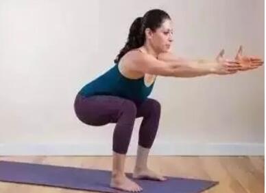 女生含胸驼背拉低气质 几种瑜伽动作来帮助你