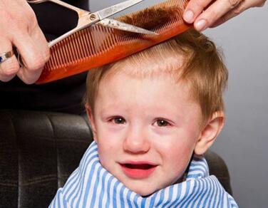 母亲做好这三件事情 可以更轻松地带孩子去理发店