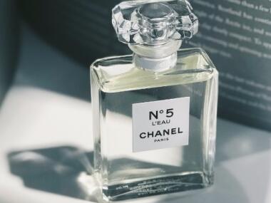 香奈儿五号香水为何经典 曾经它也被大众误解