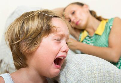 宝宝任性哭闹 母亲应该如何冷静应对呢