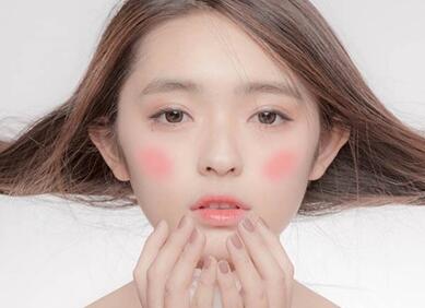 好看的腮红要注意颜色和形状 你适合哪一种腮红