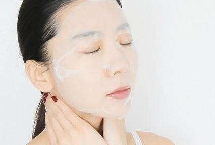 敷面膜也是需要技巧的 护肤中要记得这几个诀窍