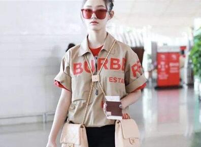 林允出街的包包叠背 成为今夏最时尚的背法