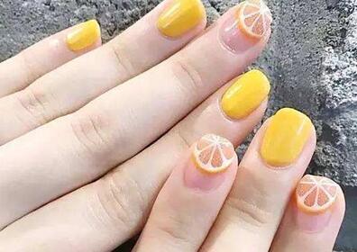 2019夏天最潮流的美甲款式莫过于水果造型的美甲了