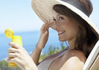 想要肌肤白皙透亮地度过夏天 你需要做到这三件事情