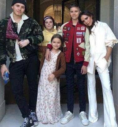 贝克汉姆44岁生日晒照网友 一家人全是大长腿