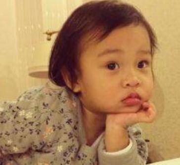 李小璐童年照曝光 李小璐小时候和女儿太像了