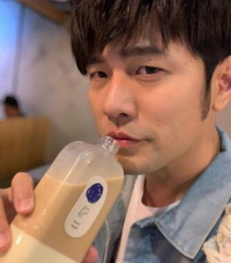 周杰伦喝奶茶原因 这到底是个什么梗