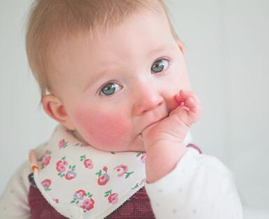 小孩子脸蛋总是红的是怎么回事呢